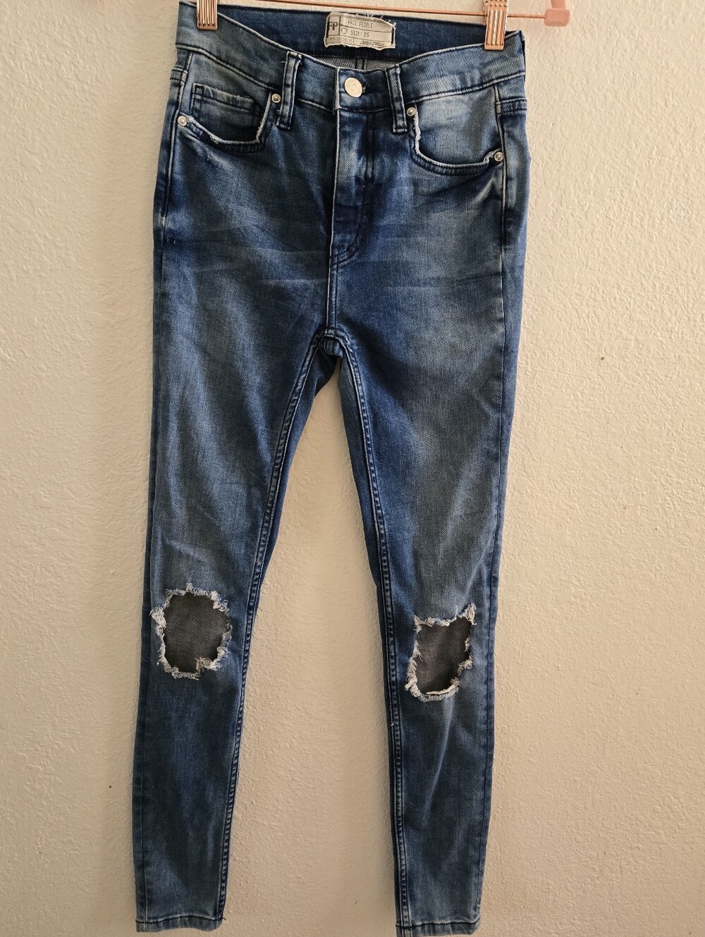 FREE PEOPLE Classic Blue Distressed Women’s Jeans - Slim Fit Size 25